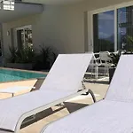 *central Lakeside Apt*swimming Pool & Free Parking Apartamento *
